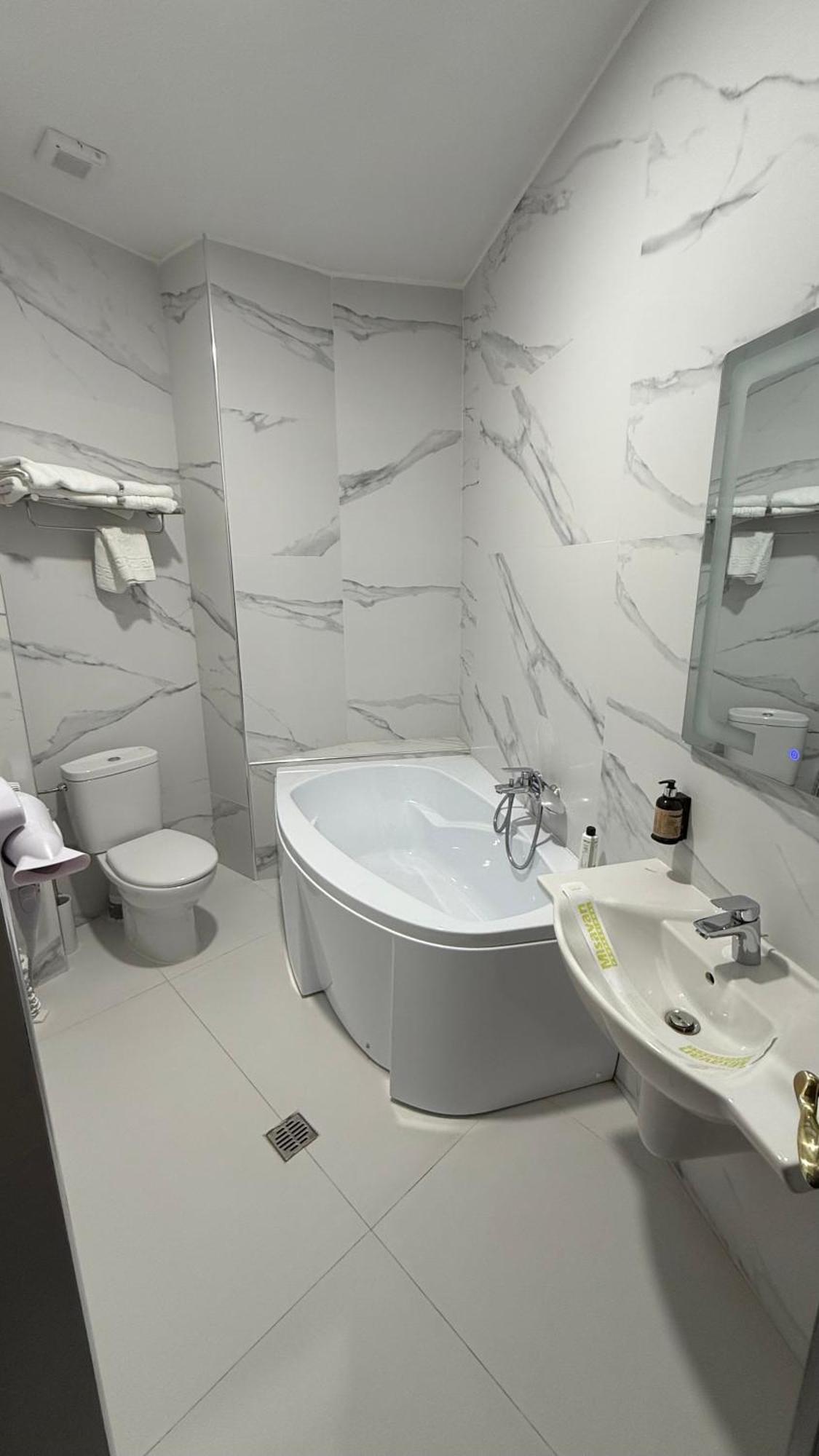 Hotel Central Слобозия Экстерьер фото